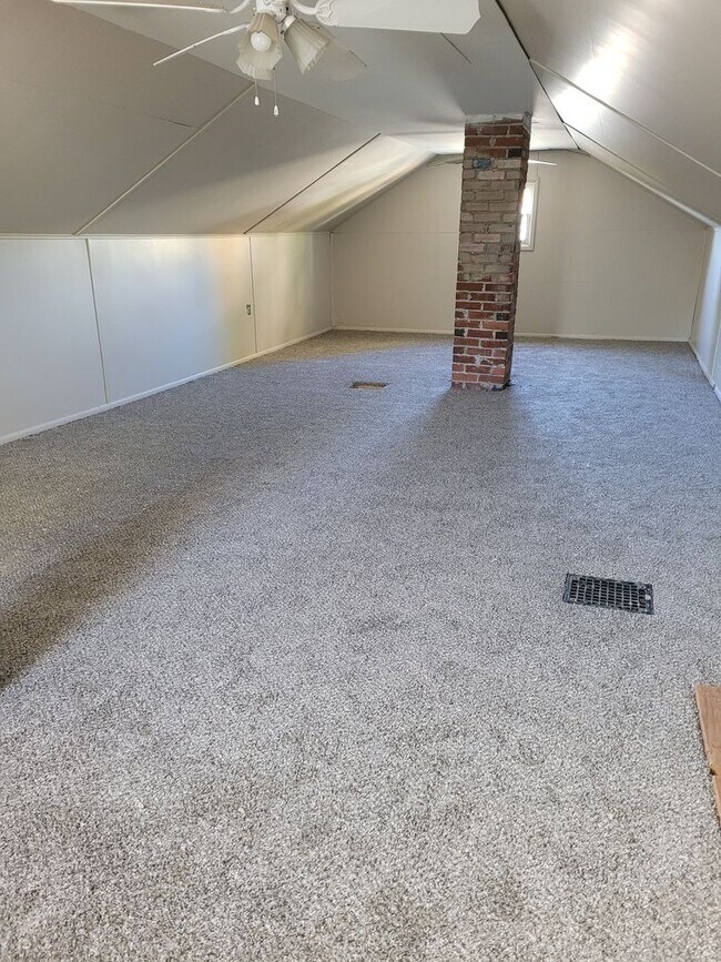 Building Photo - Supper cute 3 bedroom 1 bath house. This house has lots of charm.  The upstairs is one big bedroo...