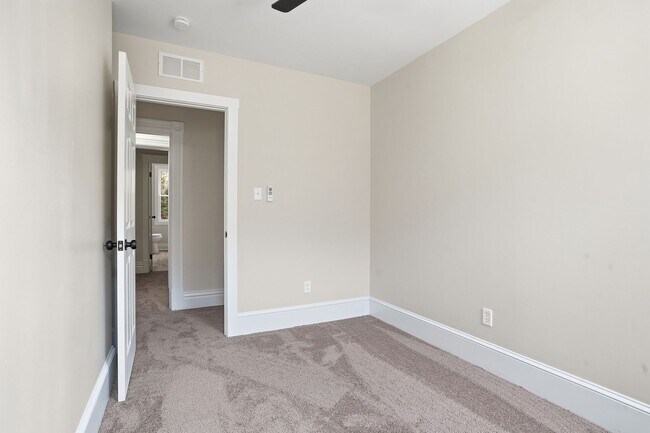 Building Photo - 3 bed 1 bath - completely updated, great location, central air, laundry