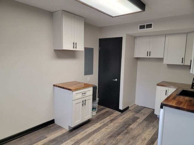 Building Photo - Newly renovated 2 Bed 1 Bath, PETS WELCOME...