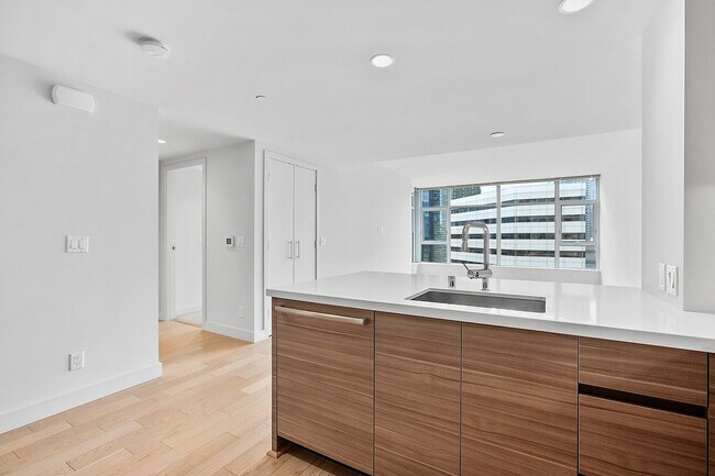 Building Photo - Stellar Denny Triangle Luxury Condo