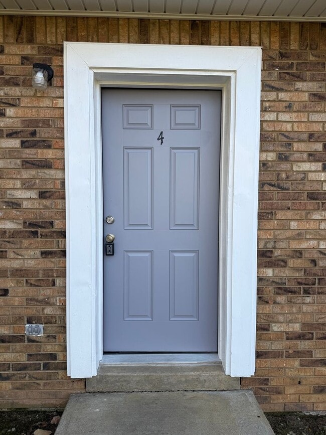 Building Photo - W Ray