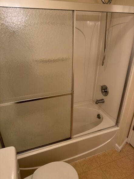 Full Bath (a) - 150 Pleasant St