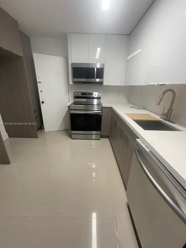 Building Photo - 9500 W Bay Harbor Dr