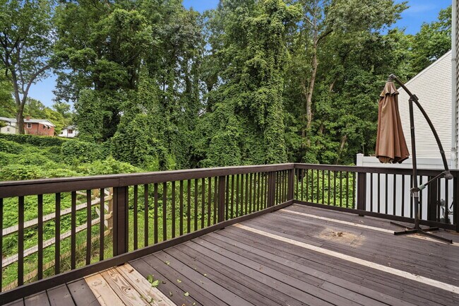Building Photo - Spacious End Unit Townhome!