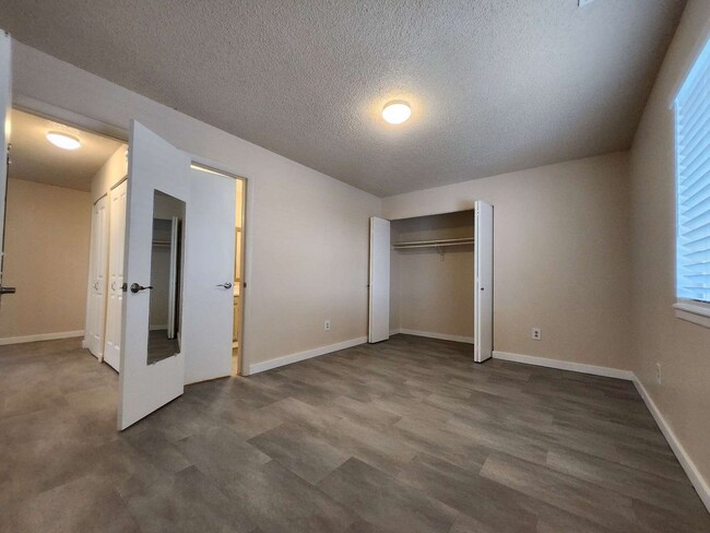 Building Photo - 3475 Cochran Dr