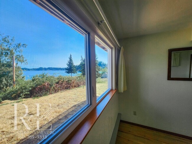 Building Photo - Quiet Living with Panoramic Dyes Inlet Sun...