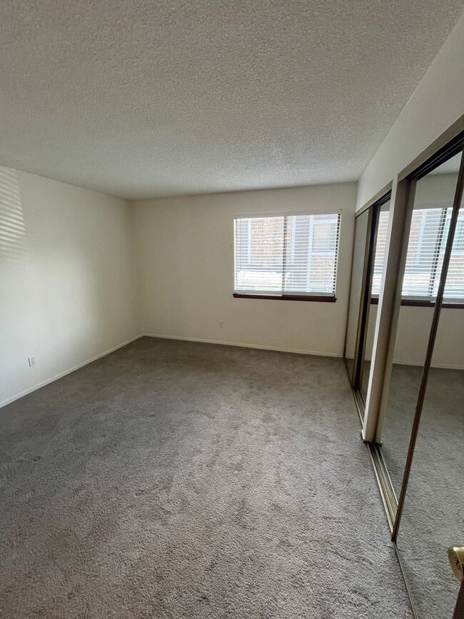 Building Photo - 3 Bed 2 Bath Updated Unit in Robinwood