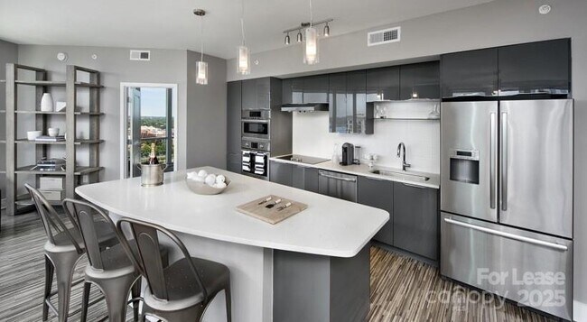 Building Photo - 225 S Poplar St