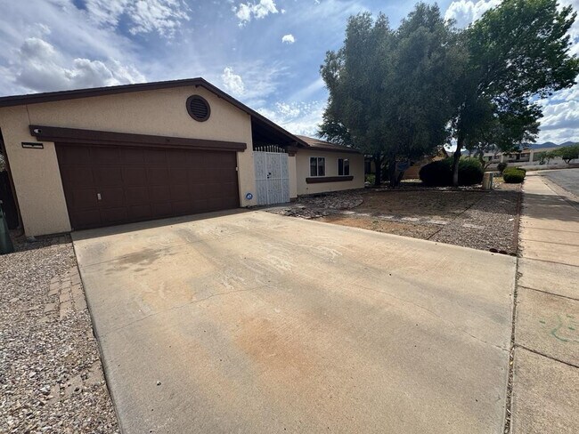 Building Photo - 1016 E Cottonwood Dr