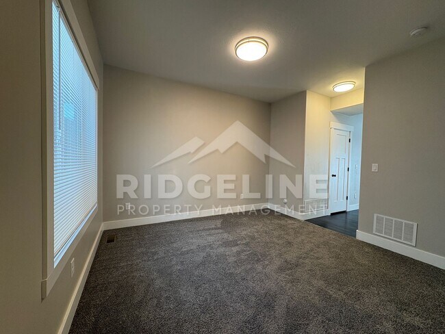 Building Photo - 664 S Saturn Ave