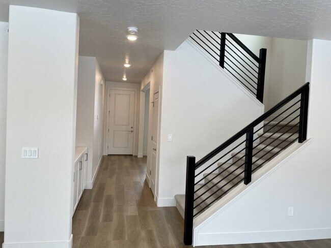 Building Photo - "Spacious 4-Bedroom Home on East Caldera Street with 2.5 Baths and 2,498 Sq Ft of Comfort in Meri...
