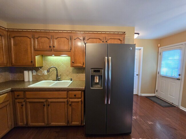 Building Photo - MOVE-IN SPECIAL!! $250 OFF First Month