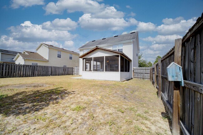 Building Photo - 3 Bedroom with a Fabulous Florida Room in Crestview!