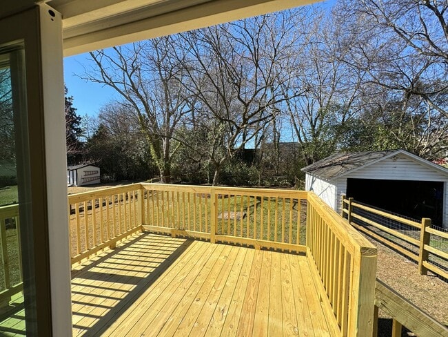 Building Photo - 2Bd/1Ba Fully Renovated 2024 House with Fe...