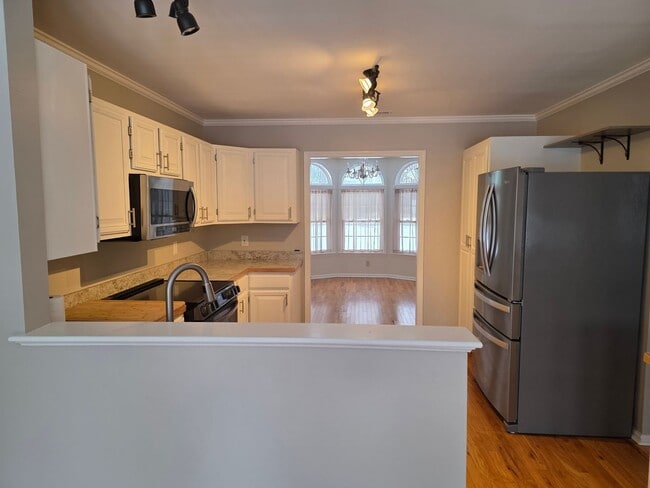 Building Photo - Beautiful 3 bedroom, 2 bath house with one car garage, located on Cummins Creek