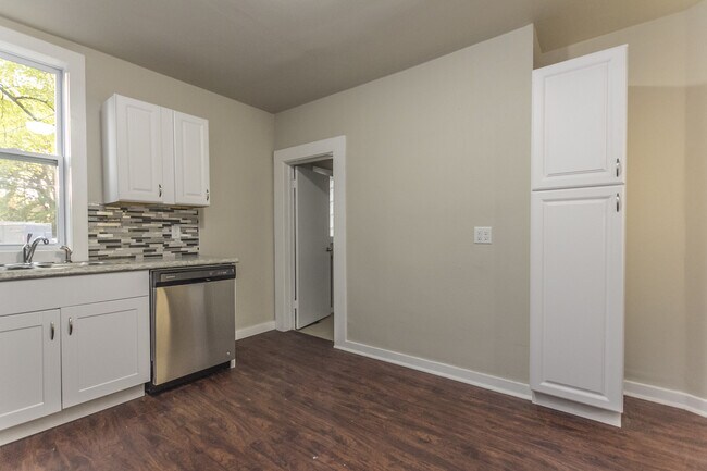 Building Photo - 5 Bedrooms, 2 Bathrooms - Near Drake