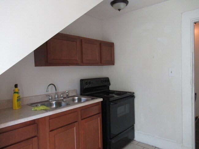 Building Photo - 829 Windham Ave