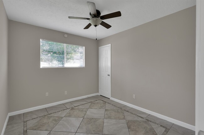 Building Photo - 1018 Surrey Ct