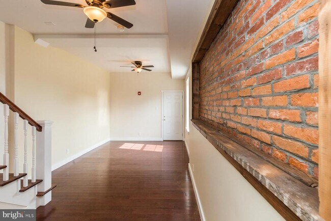 Building Photo - 112 E Allen St