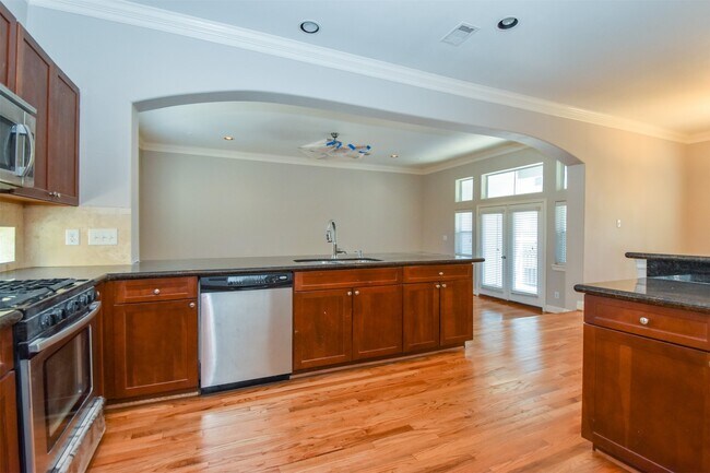 Building Photo - 1141 W 24th St