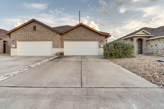 Building Photo - 130 Hidden Springs Dr