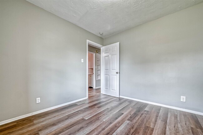Building Photo - 5606 Elm Spring Dr