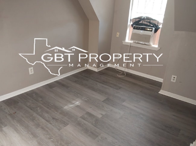 Building Photo - 516 W Ave B