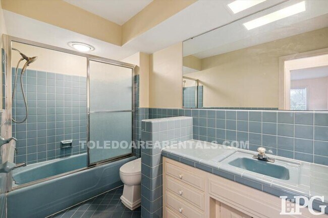 Building Photo - 3835 Hillandale Rd