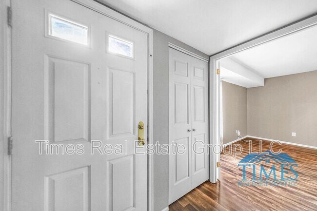 Building Photo - 704 Worthington Dr