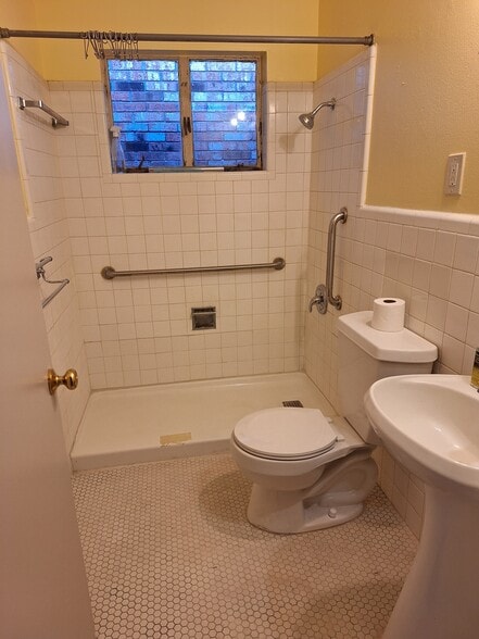 Building Photo - 504 Thelma Dr