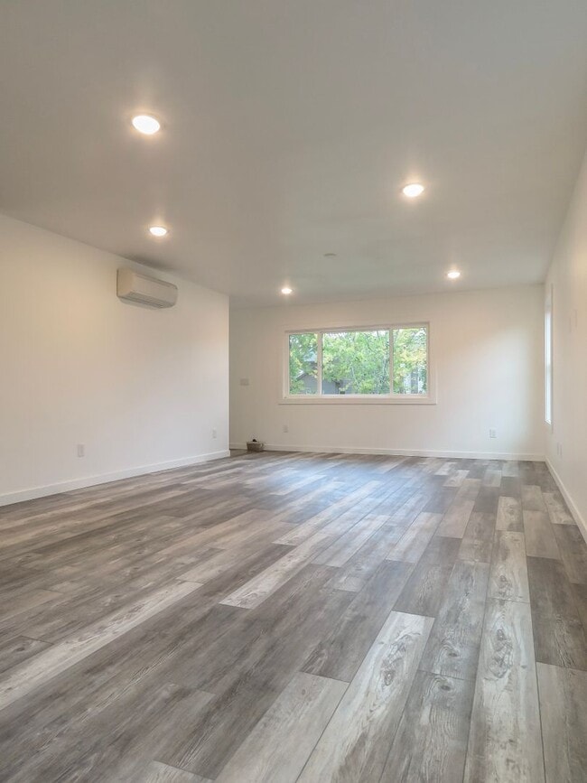 Building Photo - Newberg- 3 bedroom Duplex Available Soon - Schedule tour now !
