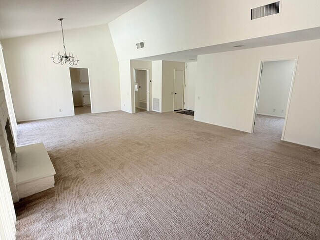 Building Photo - Spacious Pool Home In the Desired Los Comp...