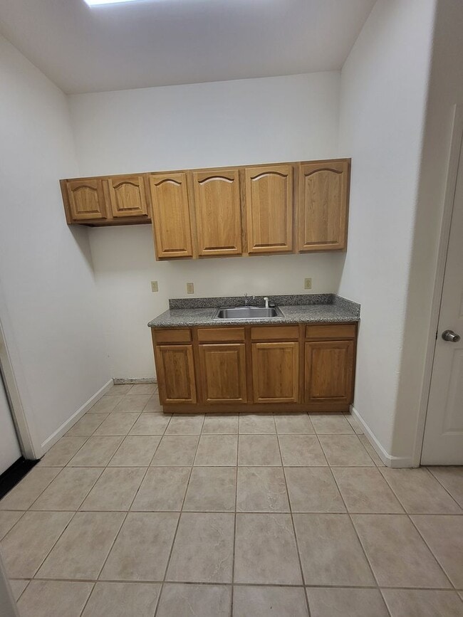 Building Photo - Beautifully Upgraded 2 Story Home in Downt...