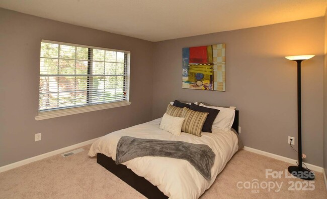 Building Photo - 8843 Hunter Ridge Dr