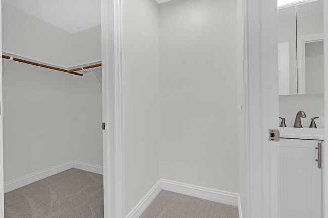 Building Photo - 608 W Inverrary Ln