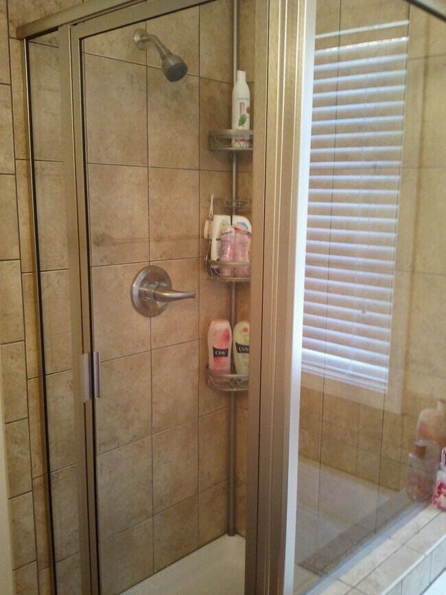 Building Photo - 425 Oakmont Ct