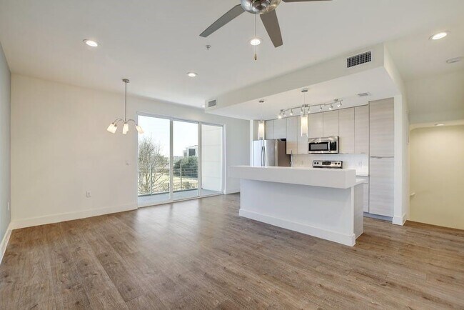 Building Photo - 604 N Bluff Dr