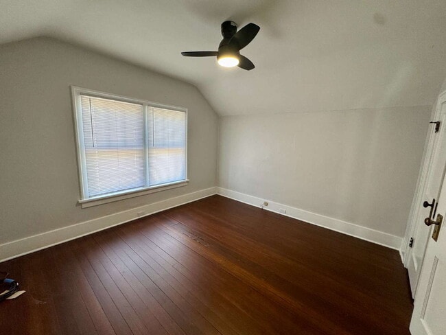 Building Photo - 2 bedroom, 1 bathroom duplex now available on the southside of Ottawa