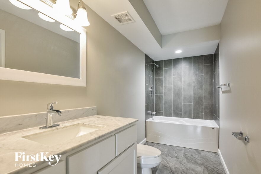 Building Photo - 11 St Valery Ct