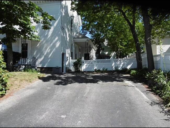 Building Photo - 186 Bridge St