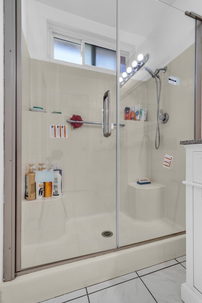 Building Photo - 11322 Oakwood Dr