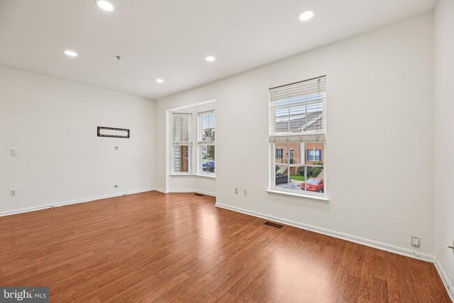 Building Photo - 633 Baystone Ct