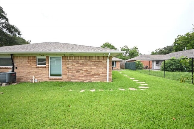 Building Photo - 2127 Lamonte Ln