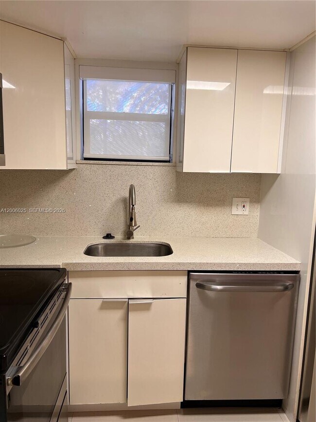 Building Photo - 8290 Lake Dr