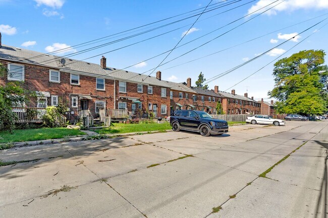 Building Photo - Beautiful updated townhome