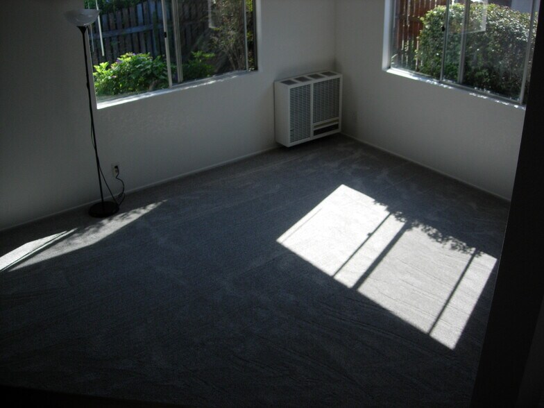 Building Photo - 816 Delaware St
