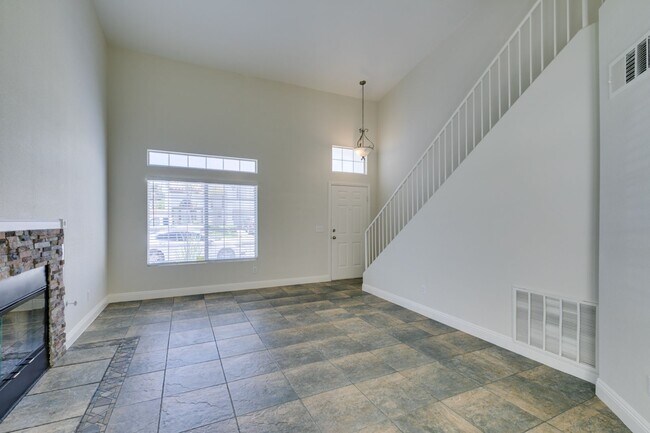 Building Photo - Modern 2 Bed, 2.5 Bath Henderson Townhome