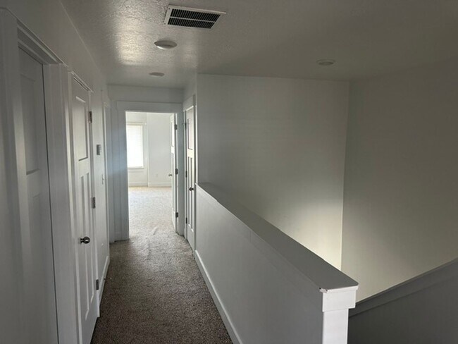 Building Photo - Beautiful town home for rent.