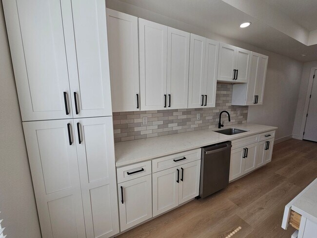 Building Photo - Available now ready for immediate move in ...