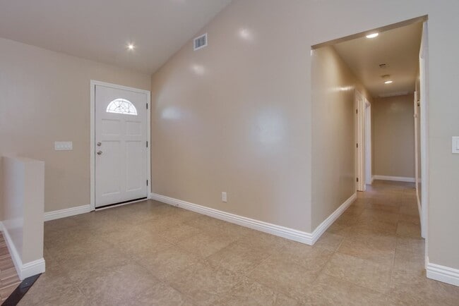 Building Photo - Beautiful 3 Bedroom + Den Home in the Foot...